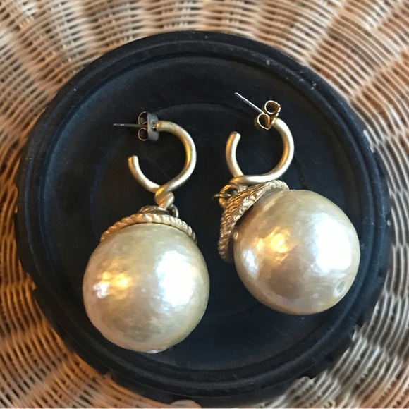 Beautiful vintage pearl drop earrings! The big pearl makes a statement piece! - Picture 2 of 5